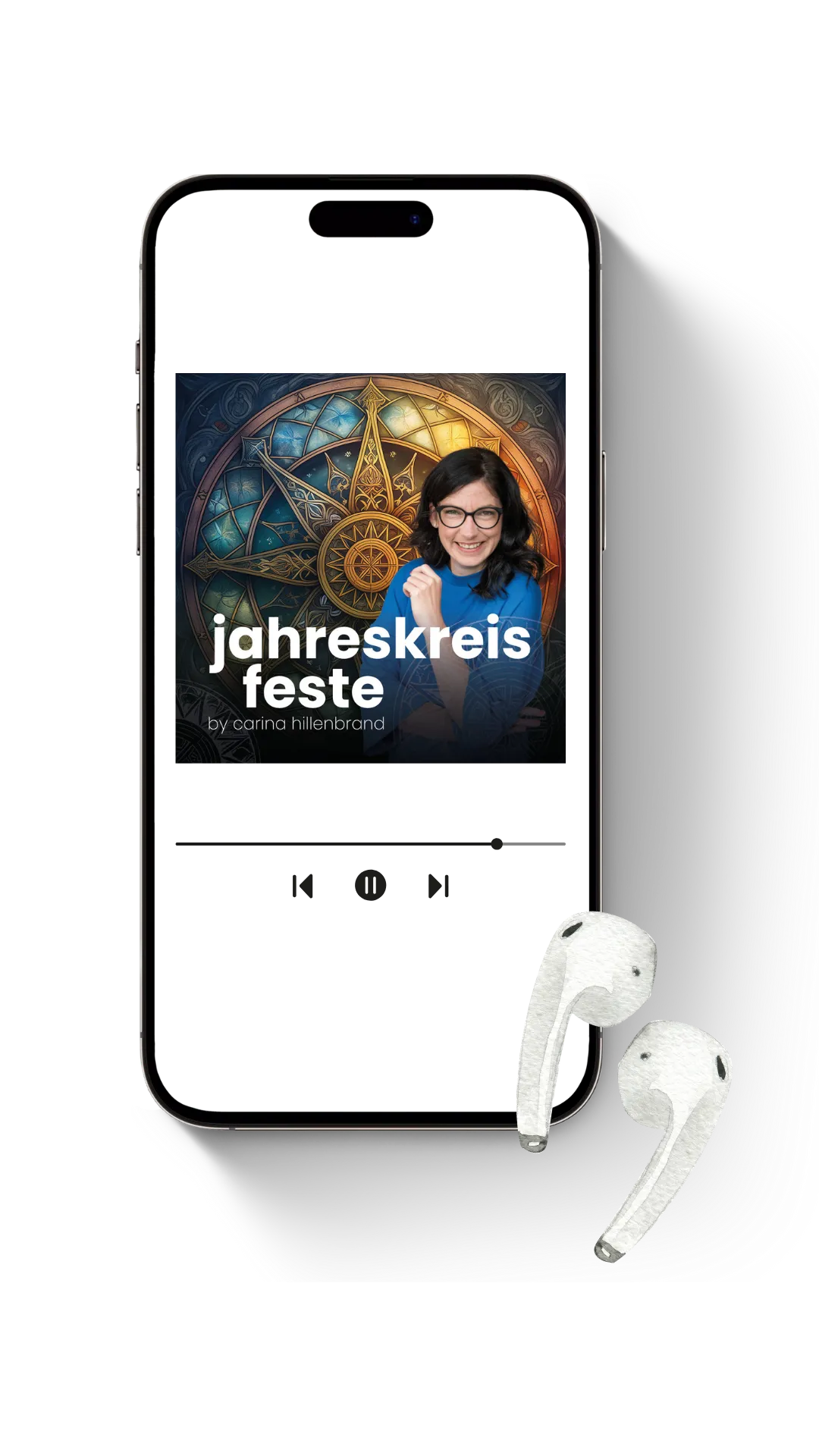 Ein Smartphone spielt den Podcast „Jahreskreis Feste“ ab, daneben liegen Kopfhörer